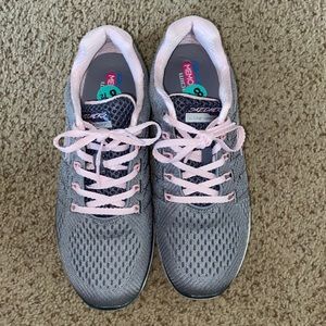 Women’s size 8 1/2 Skechers lite weight  memory foam wide, fit 8.5 gray, pink